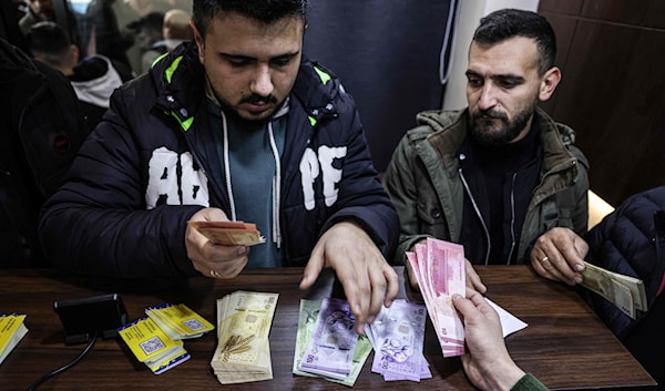 تتباين مستويات الغلاء أو التضُّخم تبعاً للمحافظات، والفئات السلعية، والعملة المتداولة (أ ف ب)