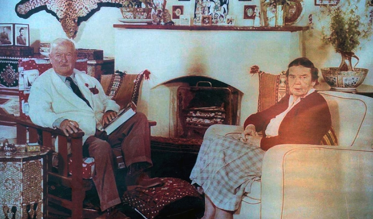 هارولد ديكسون وزوجته، خلال إقامتهما في الكويت (صورة مجهولة التاريخ بدقَّة)