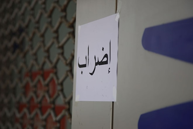 ناشدت لجنة الأساتذة المتعاقدين رؤساء الجمهورية ومجلس النواب والوزراء التدخل السريع لحسم وإنهاء معاناتهم (من الويب)