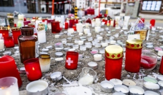 تُوفّيَ نحو 40 شخصاً وأُصيبَ نحو 115 شخصاً آخر في حريقٍ اندلعَ في حانة «لو كونستليشن» المُزدحِمة ليلة رأس السنة.