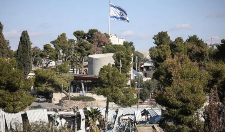 رُفِع علم الاحتلال الإسرائيلي فوق المبنى الرئيسيّ التابع لـ«الأونروا» (من الويب)