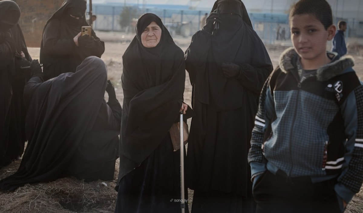 أظهرت تسجيلات مصوّرة فرحة عوائل عناصر «داعش» في مخيم الهول، بتسلم السلطات الانتقالية إدارة المخيم (سانا)