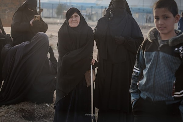 أظهرت تسجيلات مصوّرة فرحة عوائل عناصر «داعش» في مخيم الهول، بتسلم السلطات الانتقالية إدارة المخيم (سانا)