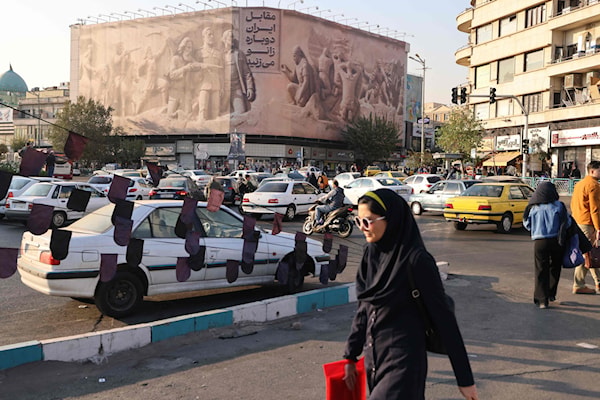 المجتمع الإيراني أكثر تركيباً من أن يُقرأ كأنه «فراغ ينتظر دفعة» للذين يراهنون على الخارج (أ ف ب)