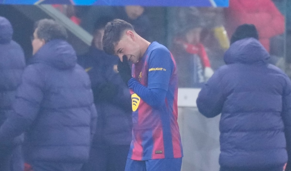 غادرَ لاعب خط الوسط ملعب إيدن أرينا في الدقيقة 61، عندما كان برشلونة متعادلاً 2-2 مع سلافيا براغ.