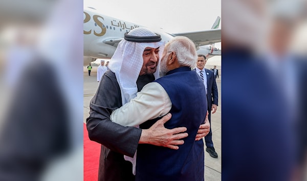 ساعتان فقط فصلتا بين الهبوط  والإقلاع في زيارة محمد ابن زايد إلى الهند (أ ف ب)