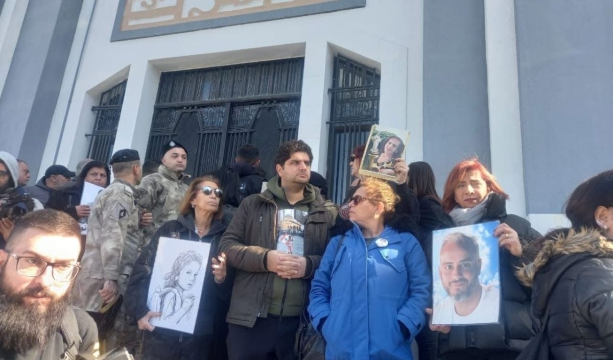 أهالي ضحايا انفجار المرفأ يتظاهرون أمام مبنى الجمارك (الوكالة الوطنية للإعلام)