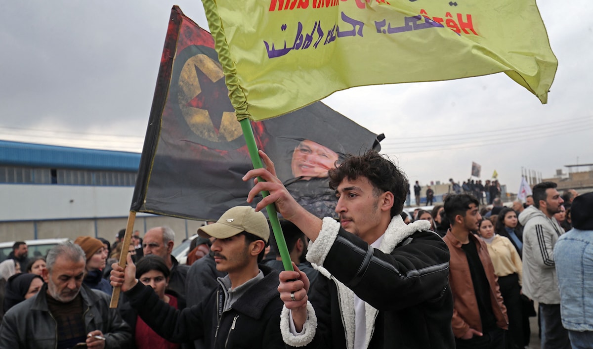 أعلنت السلطات الانتقالية فتح ممرَّين إنسانيين نحو الحسكة وعين  عرب (أ ف ب)