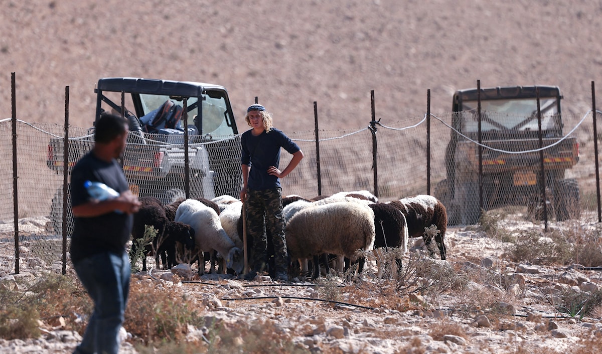 حوصرت المدن الفلسطينية وتحوّلت إلى جزر معزولة، عاجزة عن تشكيل وحدة جغرافية متماسكة (أ ف ب)