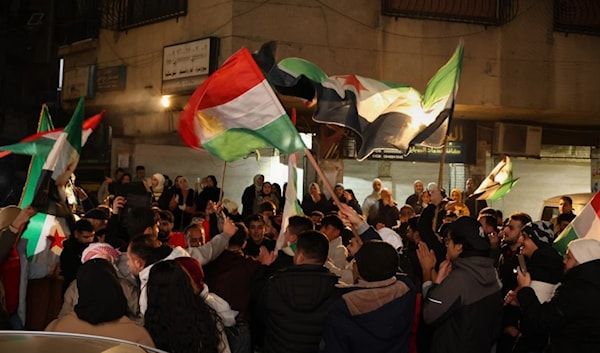 بعض أهالي حي ركن الدين في دمشق يحتفلون عقب إصدار الشرع مرسوماً تضمّن إقراراً بحقوق الكرد (سانا)