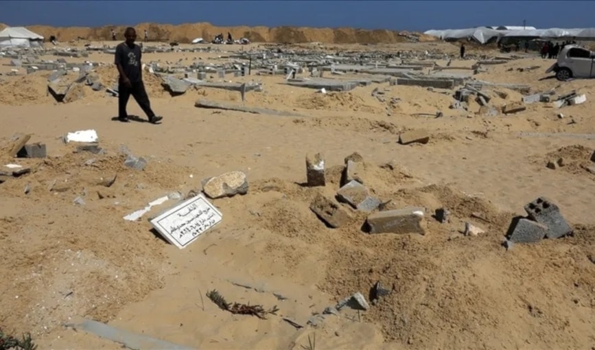عايش الغزيون وجهاً آخر من الألم، مع مشاهدة انتهاك حرمة قبور ذويهم (من الويب)