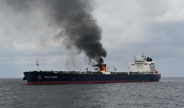 ناقلة النفط البريطانية «مارلين لواندا» أثناء اشتعالها في خليج عدن (من الويب)