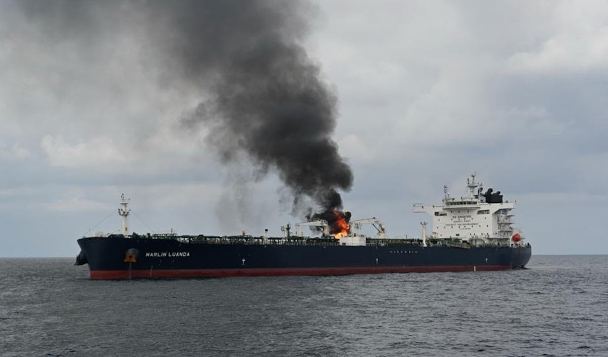 ناقلة النفط البريطانية «مارلين لواندا» أثناء اشتعالها في خليج عدن (من الويب)