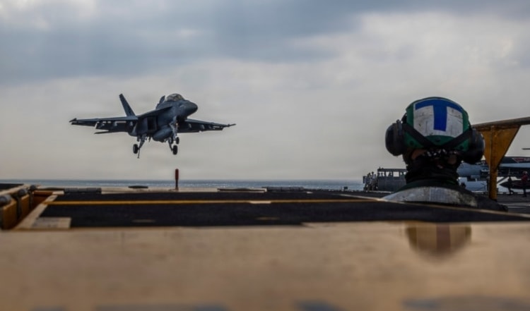 يتقدّم الأسطول الأميركي حاملة الطائرات «يو إس إس أبراهام لينكولن» (أرشيف)