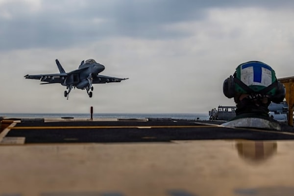 يتقدّم الأسطول الأميركي حاملة الطائرات «يو إس إس أبراهام لينكولن» (أرشيف)