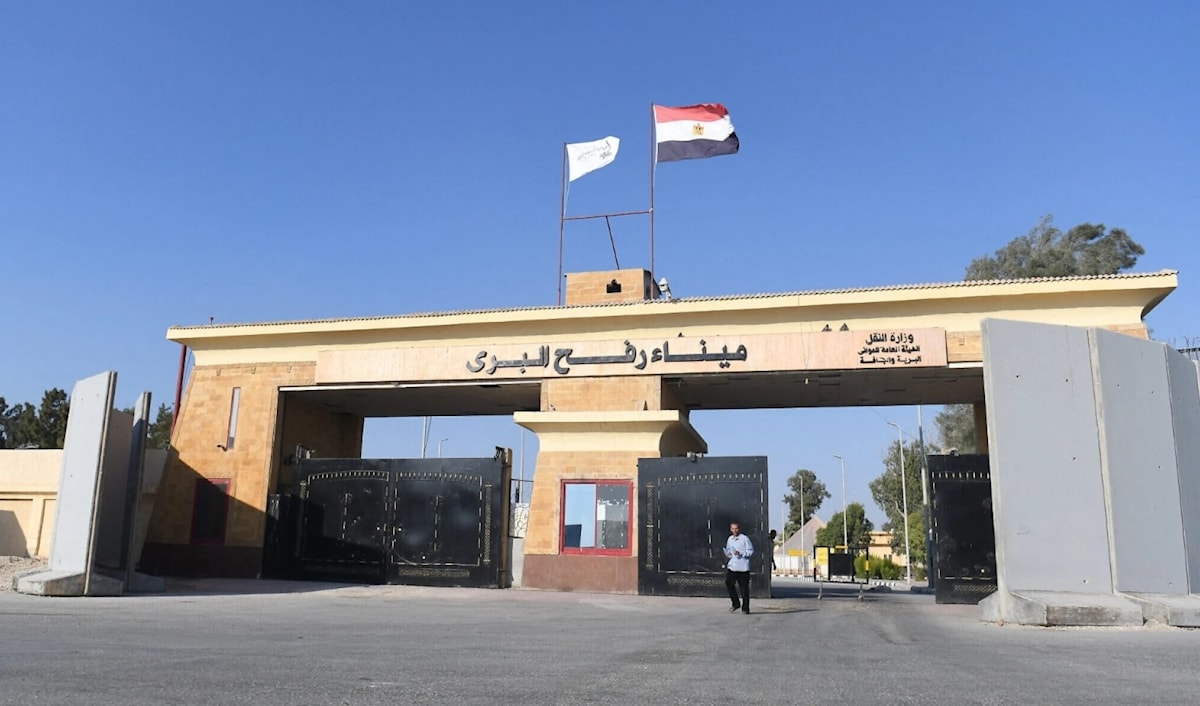 تمسّكت القاهرة بـ«رفضها التنسيق مع إسرائيل بشكل مباشر بشأن أي تحركات على المعبر» (أ ف ب)