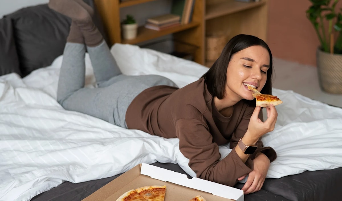 لماذا يُنصَح بتجنّب بعض الأطعمة قبل النوم؟