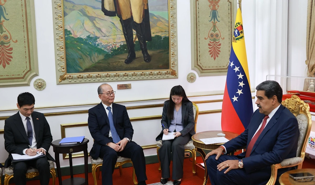 الموفد الرئاسي الصيني خلال لقائه مادورو قبل ساعات من العدوان الأميركي (من الويب)