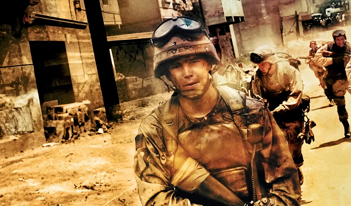 حوّل فيلم Black Hawk Down لريدلي سكوت الإخفاق الميداني إلى ملحمة إنسانية تركز على «أخوّة السلاح» ومعاناة الجنود الأميركيين