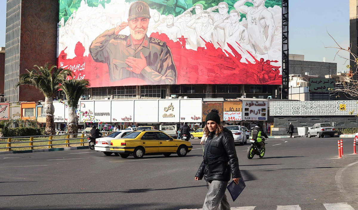 هاجم المحتجّون المقارّ الحكومية في بعض المدن (أ ف ب)