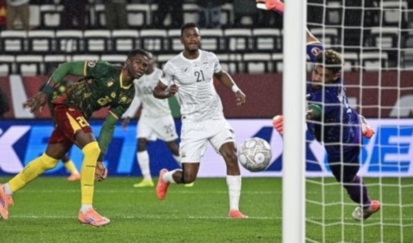 فازَ المنتخب الكاميروني على نظيره جنوب إفريقيا (2-1).