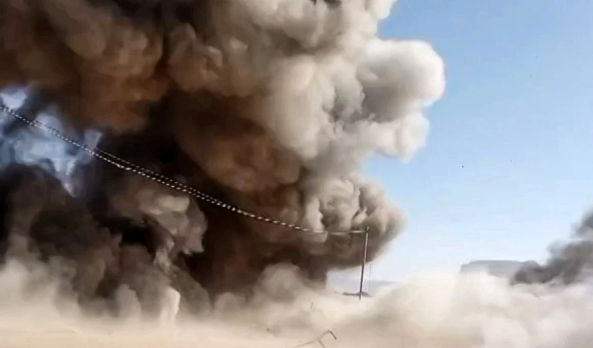 دخان كثيف ناجم عن ضربة جوية سعودية استهدفت قوات «الانتقالي» في سيئون (أ ف ب)