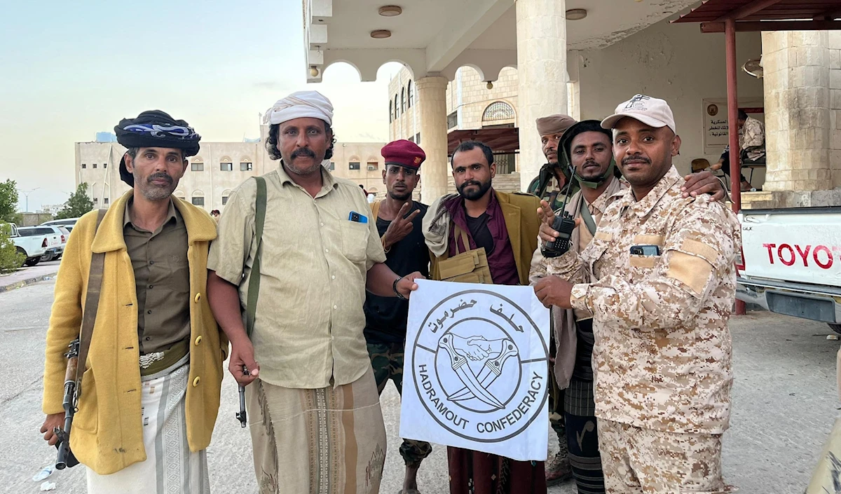 عناصر موالون للسعودية يحملون شعار "حلف قبائل حضرموت" في المكلا (أ ف ب)