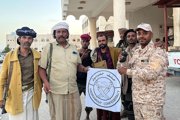 عناصر موالون للسعودية يحملون شعار "حلف قبائل حضرموت" في المكلا (أ ف ب)