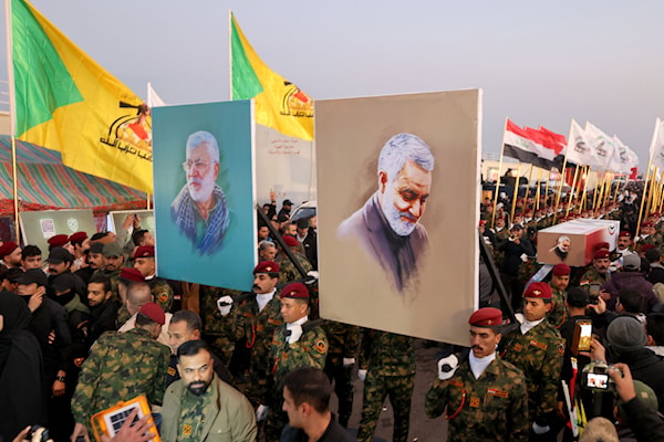 استعراض لـ "الحشد الشعبي" في بغداد في ذكرى استشهاد سليماني والمهندس (أ ف ب)