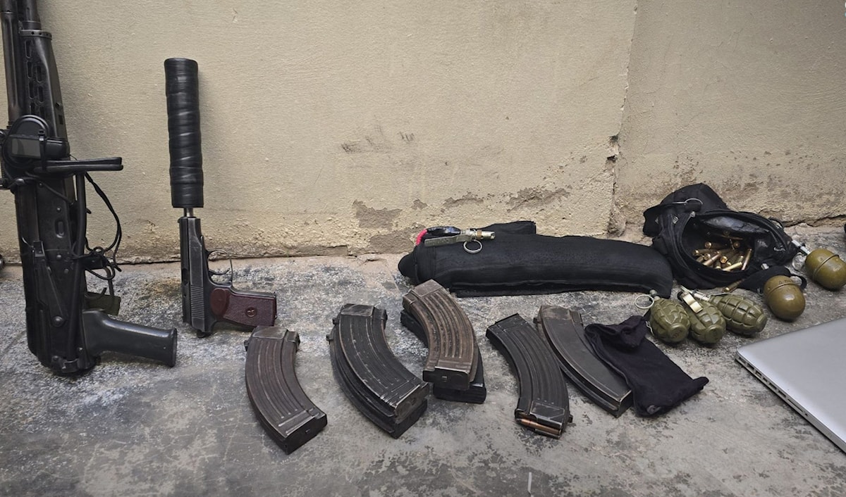 ضُبط بحوزة الموقوف حزام ناسف وأسلحة أخرى وفق الداخلية السورية (سانا)