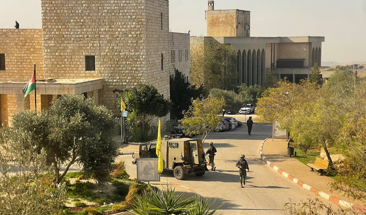 أُصيب أكثر من 10 طلاب خلال اقتحام جيش الاحتلال الإسرائيلي جامعة بيرزيت (من الويب)