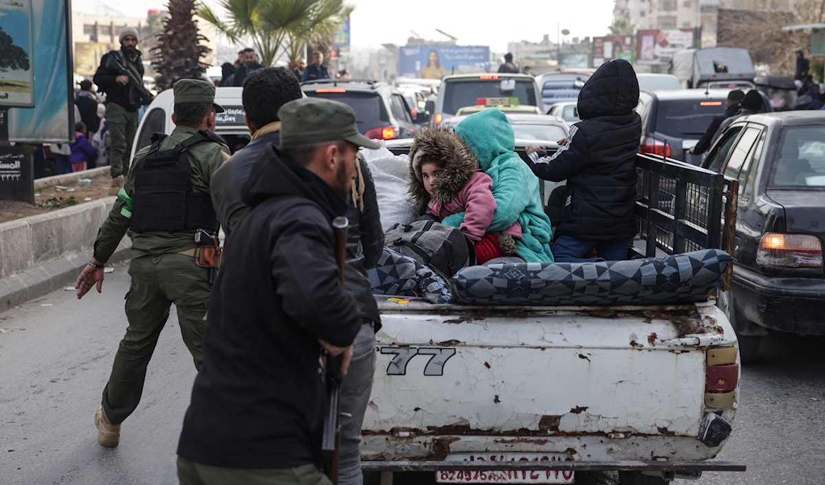 أجلت فرق الدفاع المدني أكثر من 2324 مدنياً (أ ف ب)