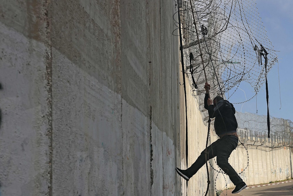 تخضع حياة الفلسطينيين في الضفة الغربية للقيود الإسرائيلية التمييزية (أ ف ب)