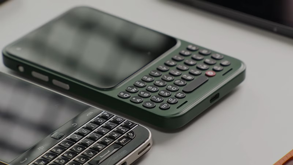 تعلو الشاشة لوحة مفاتيح فعلية من نوع QWERTY