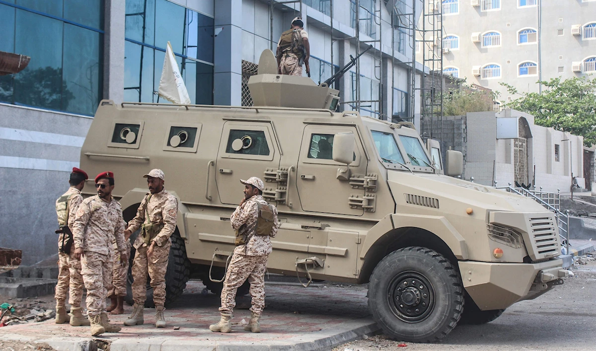 ناقلة جند تابعة لـ "العمالقة" تتمركز في عدن (أ ف ب)