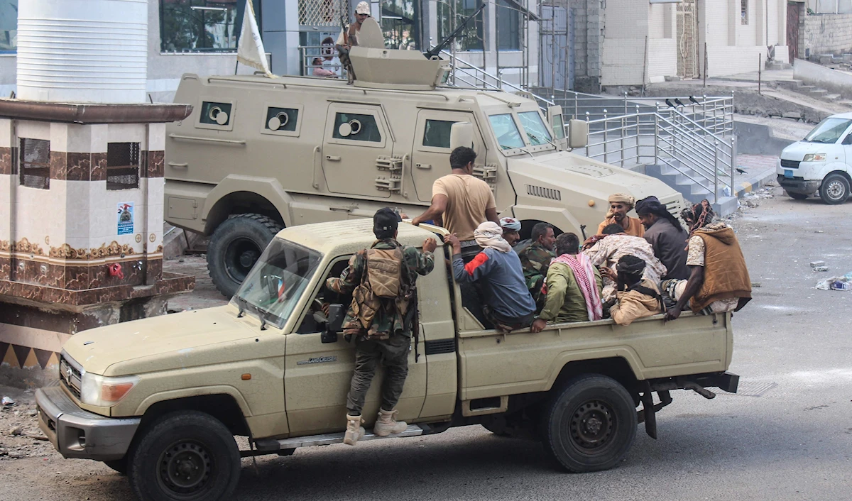 عناصر من "العمالقة" يتكدّسون في سيارة عسكرية في عدن (أ ف ب)