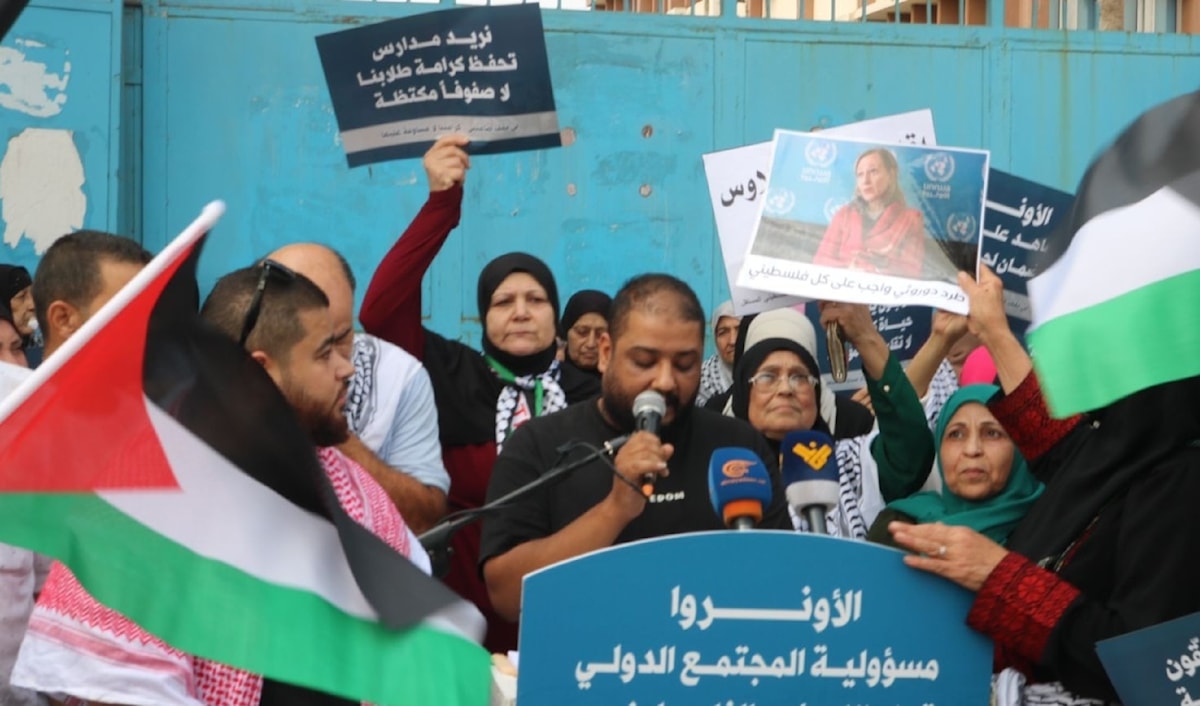 أكد المعتصمون أن كرامة اللاجئ الفلسطيني ليست مجالًا للابتزاز (من الويب)