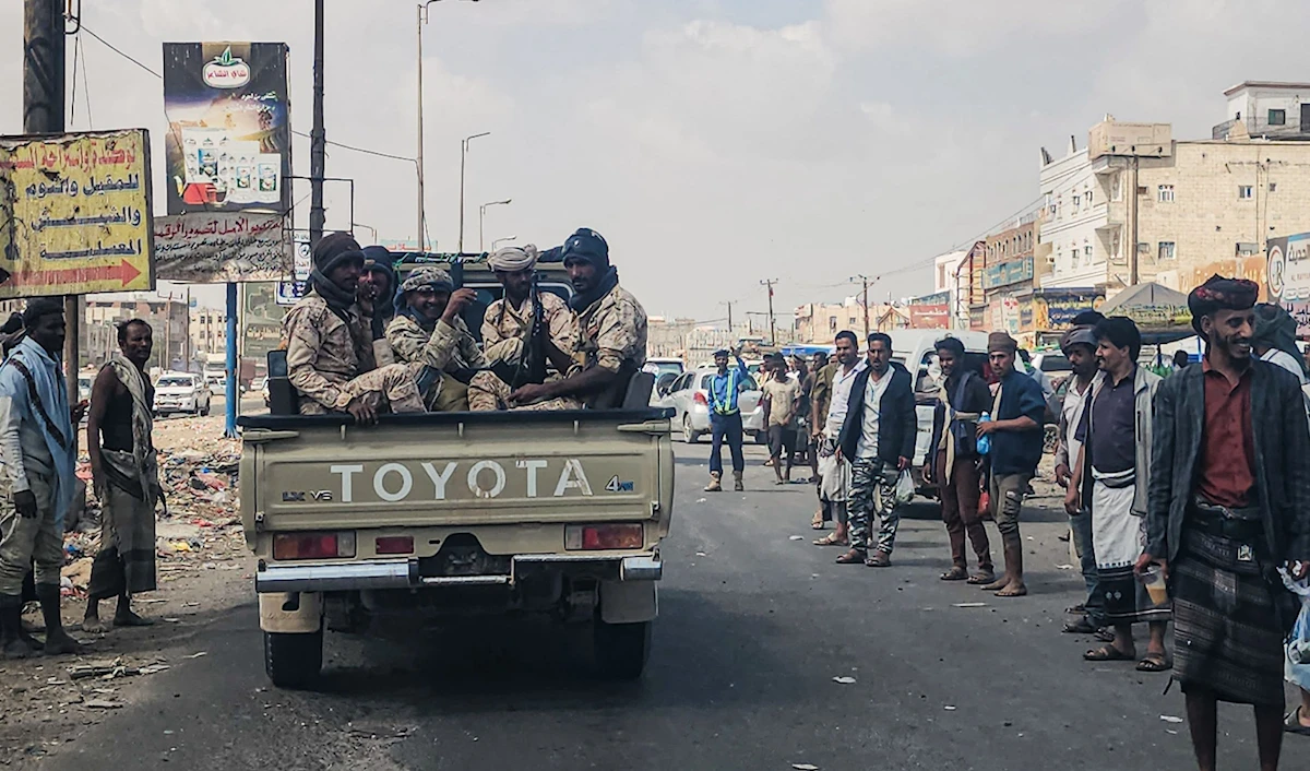 سيارة عسكرية تابعة لقوات "درع الوطن" تنفّذ دورية في عدن (أ ف ب)