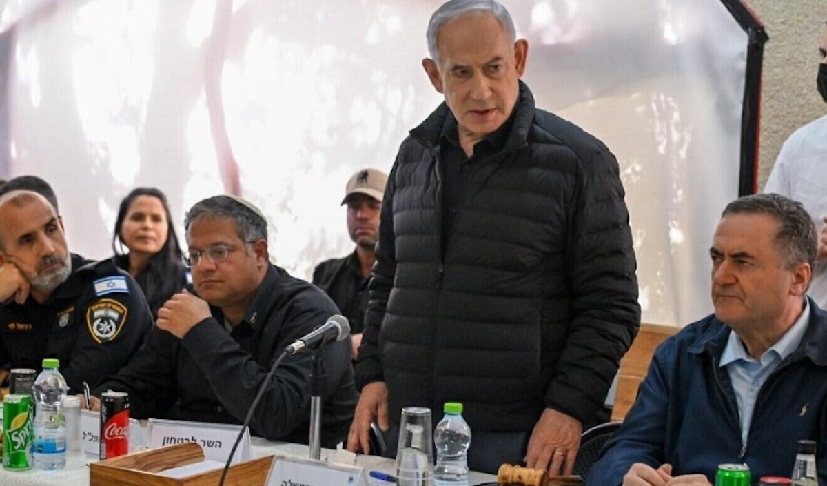 نتنياهو محاطاً ببن غفير وكاتس خلال زيارة النقب (من الويب)