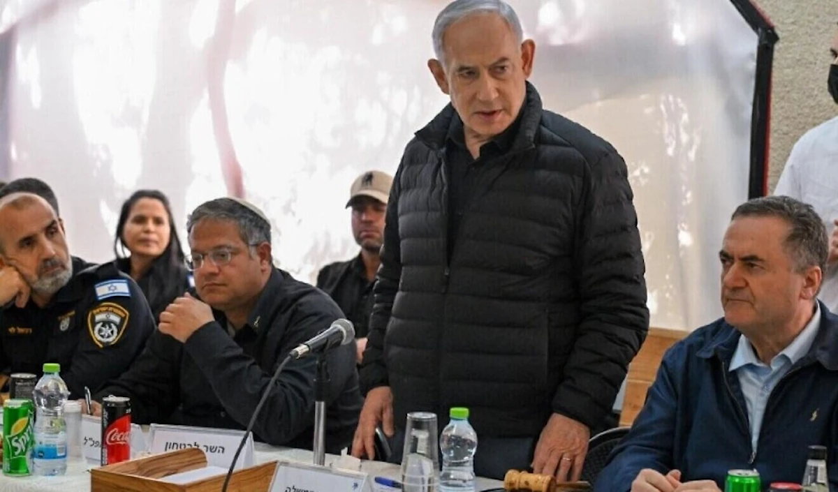 نتنياهو محاطاً ببن غفير وكاتس خلال زيارة النقب (من الويب)