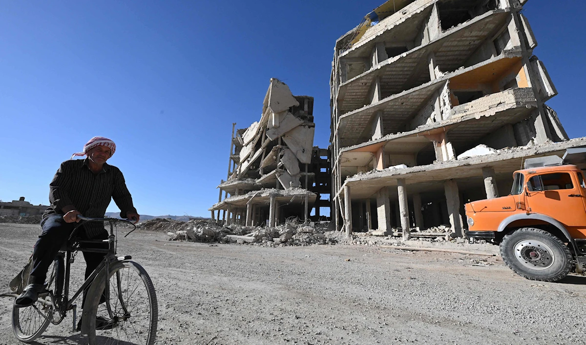 تقديم رؤية موضوعية لعملية إعادة الإعمار، من شأنه أن يمنح «بصيص أمل» لأصحاب الوحدات السكنية المتضررة (أ ف ب)