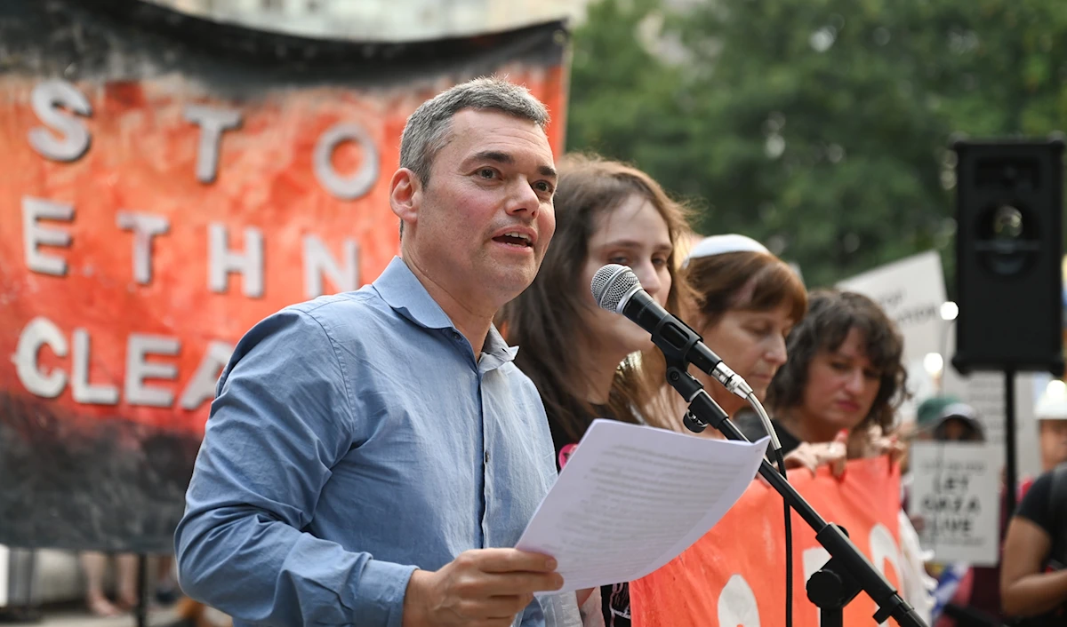 يقدم بيتر بينارت في كتابه «أن تكون يهودياً بعد دمار غزة» مراجعة شجاعة تنسف الأسس الأخلاقية للمشروع الصهيوني