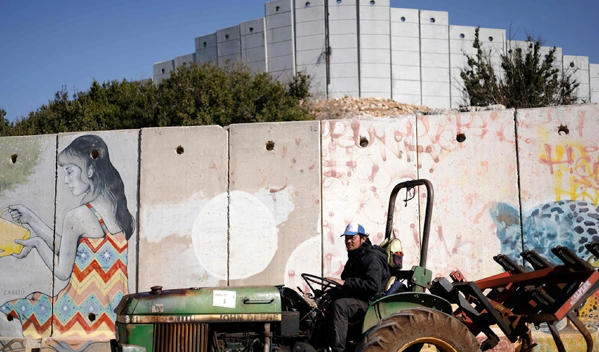 عمدت إسرائيل إلى زيادة استقدام العمّال الأجانب للعمل في المستوطنات الحدودية بعد الحرب (أ ف ب)