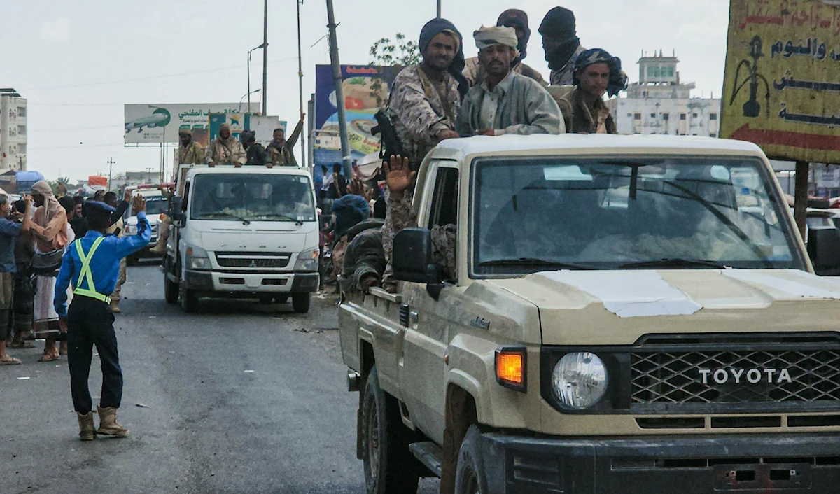 دورية لقوات «درع الوطن» في أحد شوارع عدن (أ ف ب)
