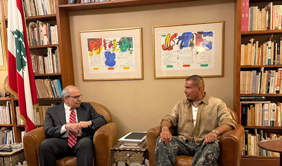 رئيس الحكومة نواف سلام مستقبلاً عمرو دياب