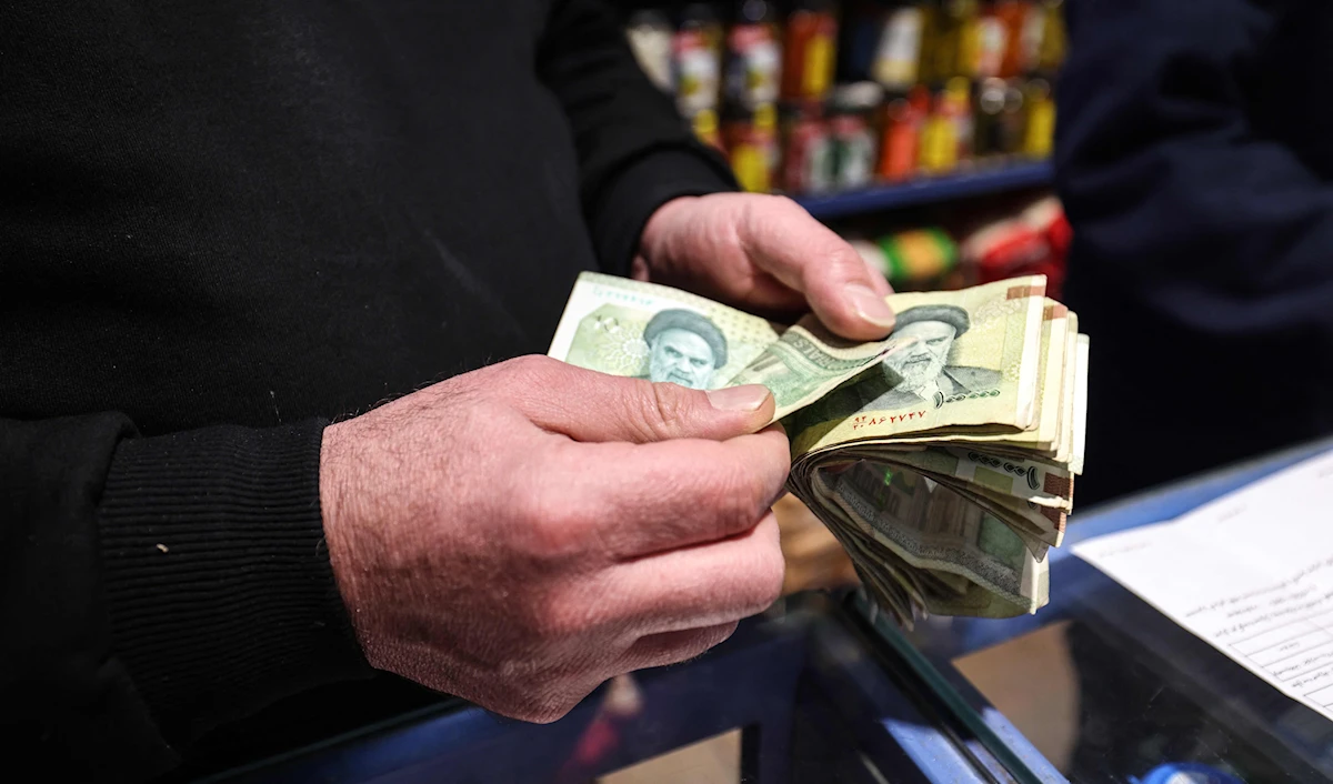 أعلنت الحكومة الإيرانية تفعيل البطاقة التموينية (كالا برگ) لتشمل 86 مليون إيراني (أ ف ب)