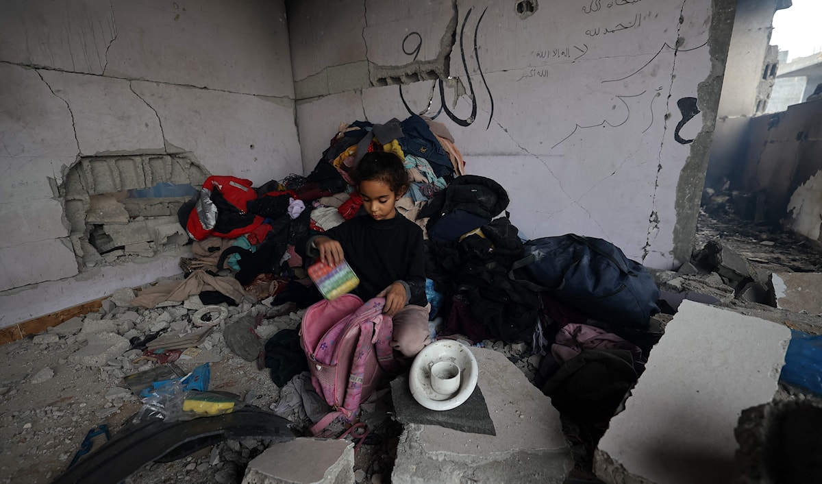 فتاة فلسطينية تضع أغراضها في حقيبتها في مخيم البريج في وسط قطاع غزة (أ ف ب)