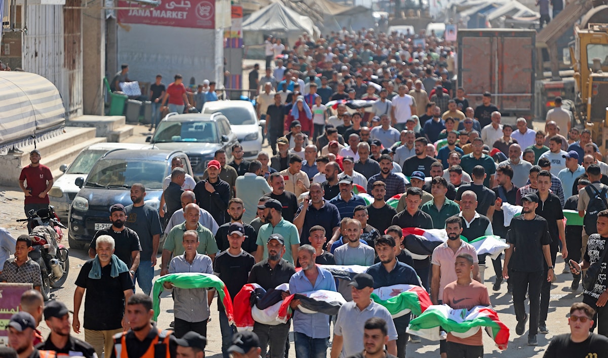 انطلق موكب الحزن من «مربع التاج» وطاف شوارع مدينة غزة (أ ف ب)