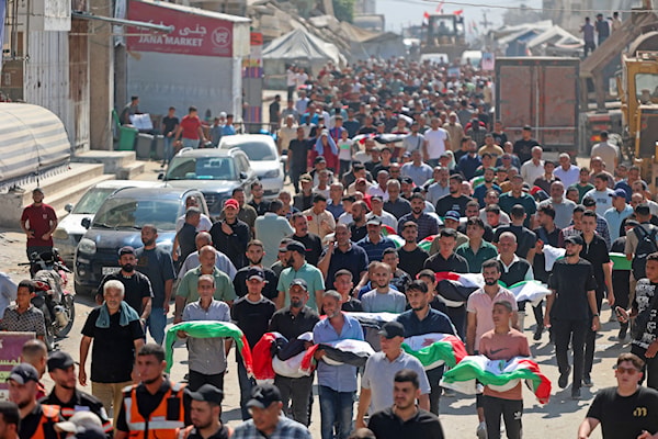 انطلق موكب الحزن من «مربع التاج» وطاف شوارع مدينة غزة (أ ف ب)