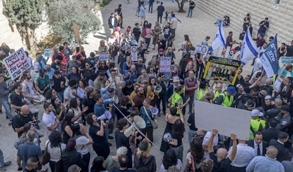 تظاهرة خارج المحكمة العليا في القدس المحتلة أثناء نظرها طعوناً من مرشحين عرب رفضت السلطات الإسرائيلية ترشيحهم (أ ف ب)